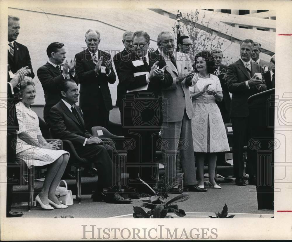 1971 Press Photo Standing ovation for Nixons at the LBJ Library dedication- Historic Images