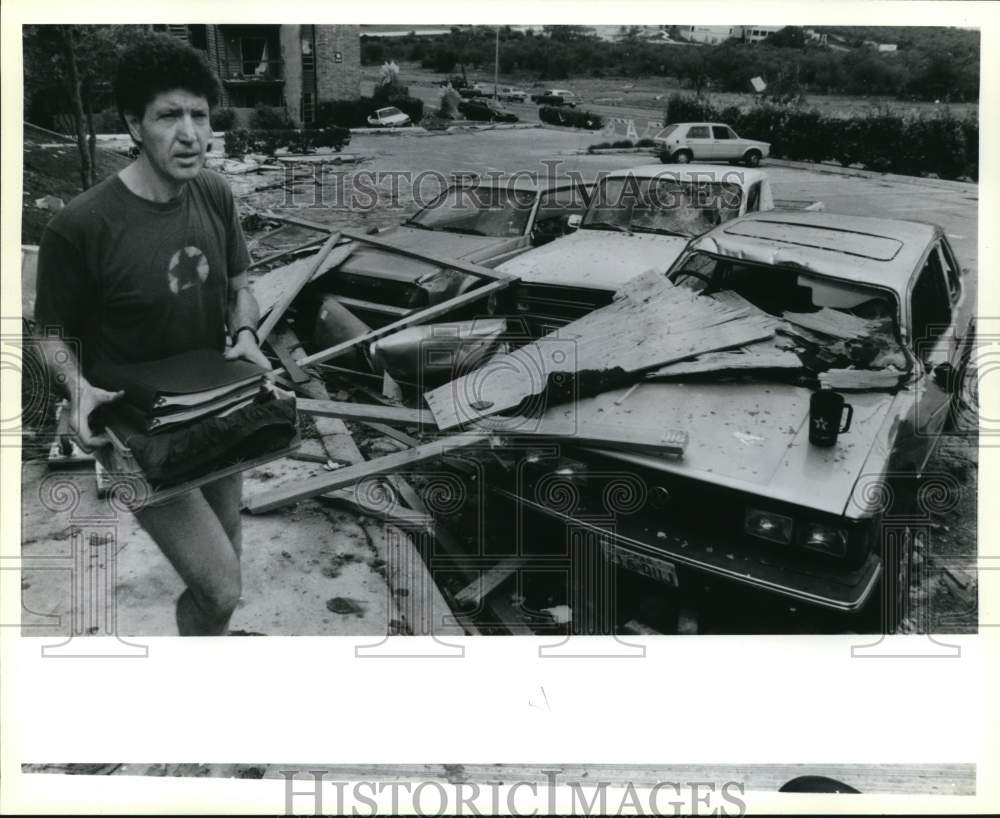 1988 Press Photo Maurice Trimm at Lodge Apartments Hurricane Gilbert Damage- Historic Images