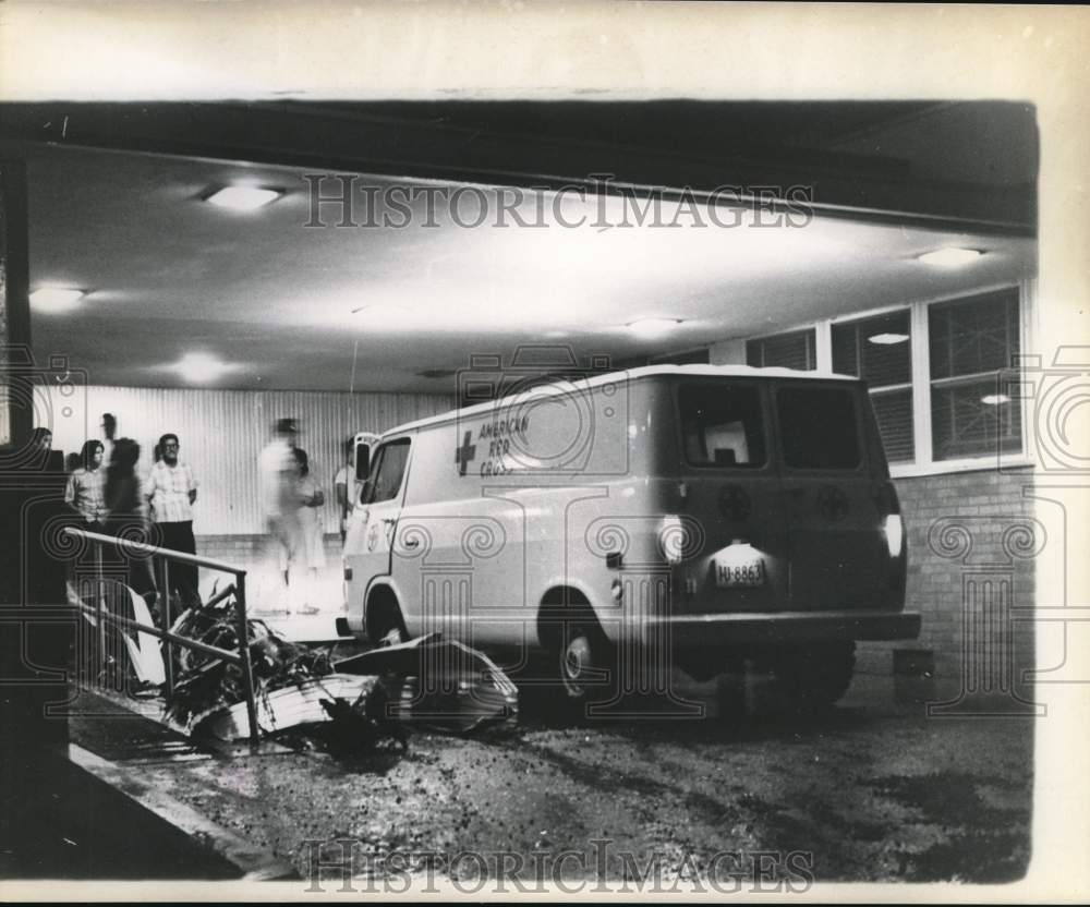 1970 Press Photo Red Cross ambulance at house destroyed by Hurricane Celia, TX- Historic Images