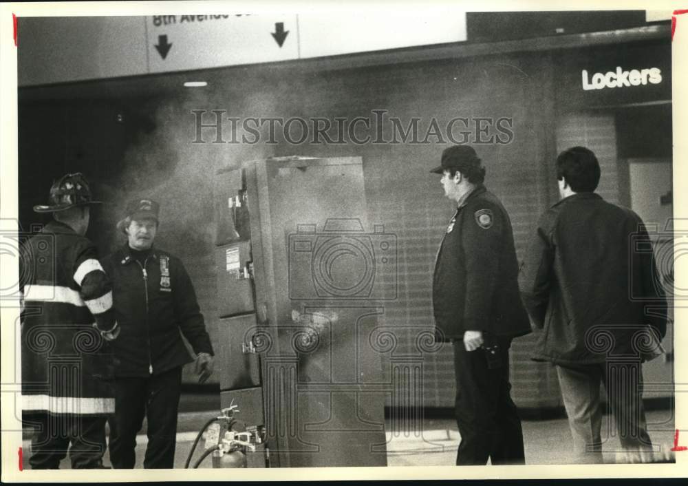 1981 Press Photo New York Policemen at Pennsylvania Railroad Station Bomb Scene- Historic Images