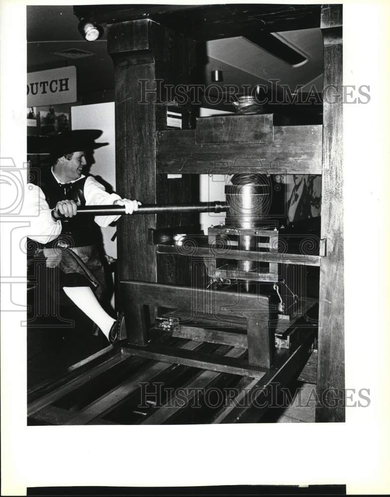 1986 Press Photo Fritz Soechtig operates Gutenberg press replica in Texas- Historic Images