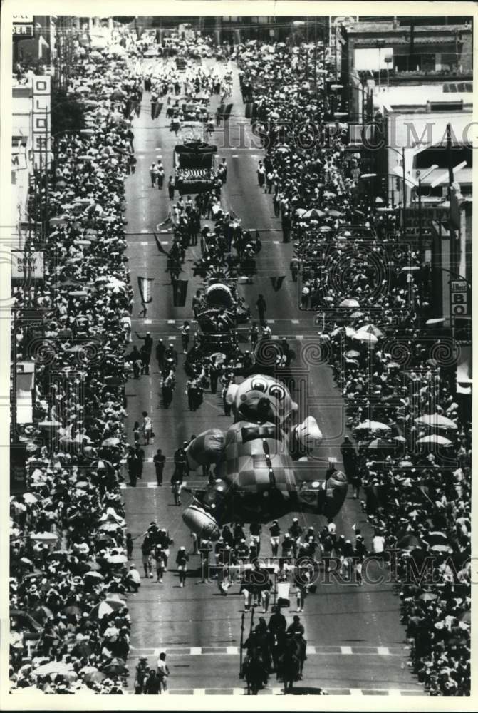 1990 Press Photo Battle of Flowers Parade on Broadway in San Antonio, Texas- Historic Images