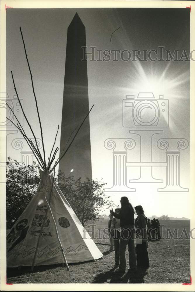 1981 Press Photo Native Americans Set Up Teepee at the Washington Monument- Historic Images