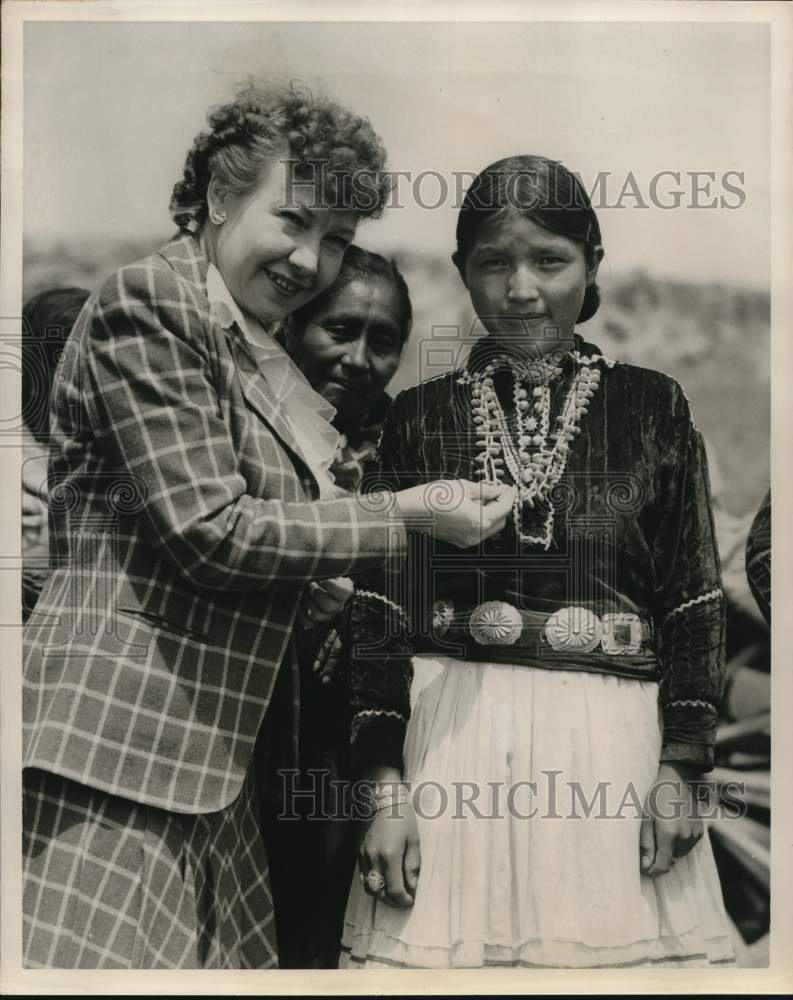 Press Photo Woman with Native Girls in Traditional Clothing - sax30394- Historic Images