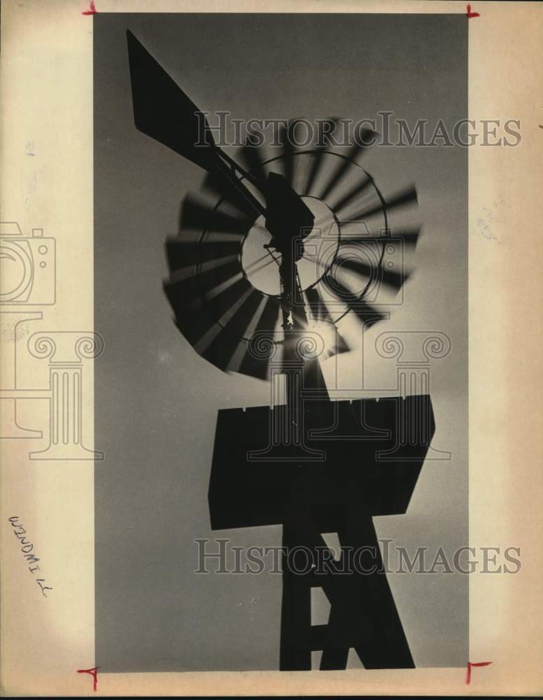 1981 Press Photo Windmill at the sunny & windy off Bandera Road Leon Valley- Historic Images
