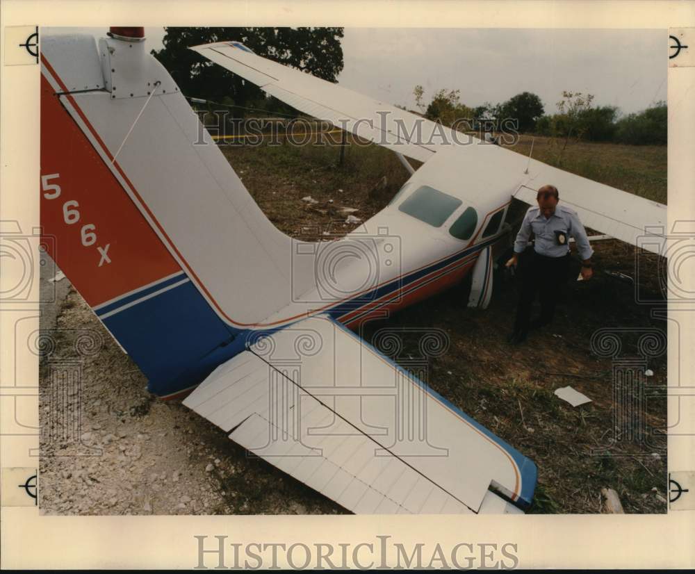1989 Press Photo Bexar County Sheriff Investigator John Turner at Airplane Crash- Historic Images