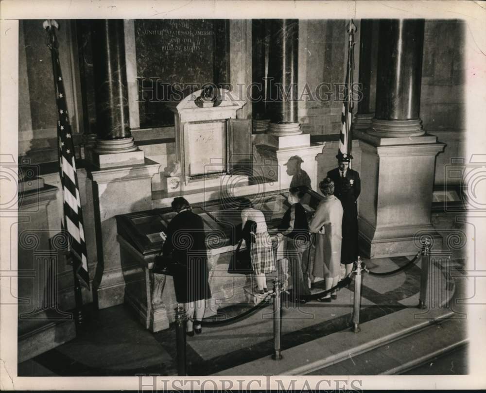 1965 Press Photo Visitors view U.S. Declaration of Independence under Glass- Historic Images