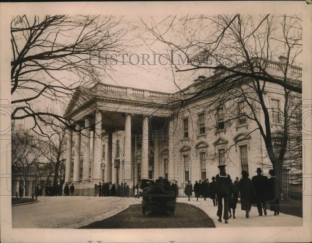 Press Photo Visitors walk up to White House, Washington, D.C. - sax31206- Historic Images