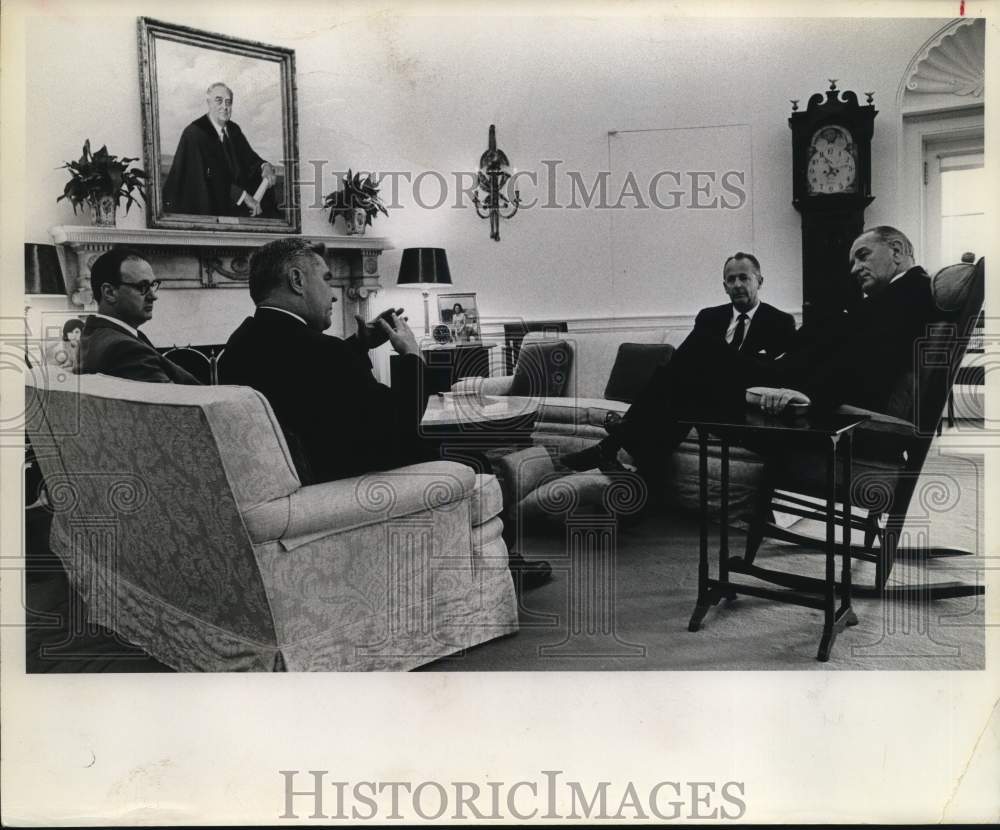 1967 Press Photo President Lyndon B. Johnson at White House Oval Office- Historic Images