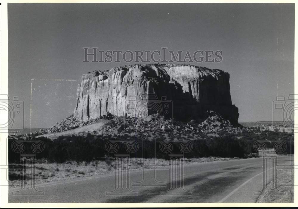 1990 Press Photo The Enchanted Mesa located near Sky City, New Mexico- Historic Images