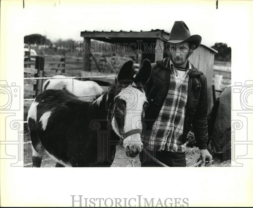 1987 Press Photo Wayne Leasman, buys and sells donkeys in Schertz - sax31657