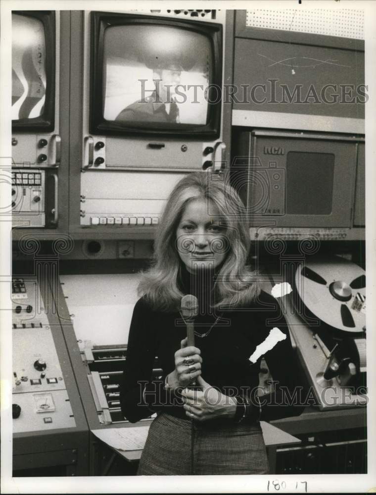 Press Photo TV personality Kathy Mackin - sax31876- Historic Images