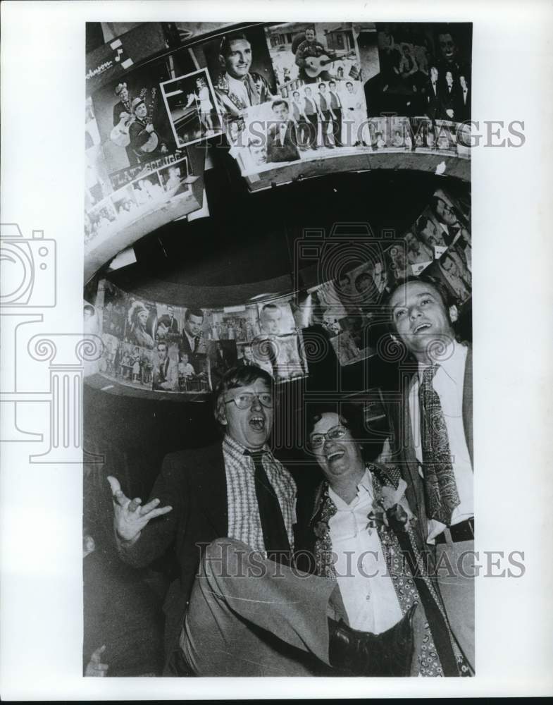 Press Photo Tootsie Bess and gentlemen surrounded with pictures of country stars- Historic Images