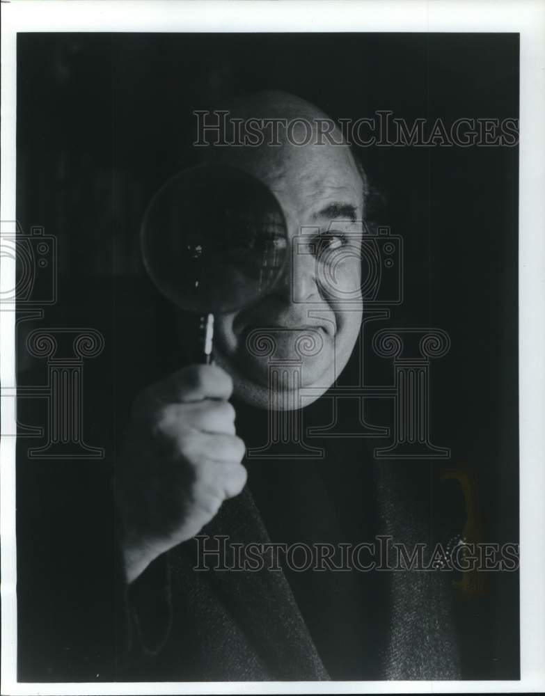 Press Photo Sorrell Booke in his library looking through magnifying glass- Historic Images