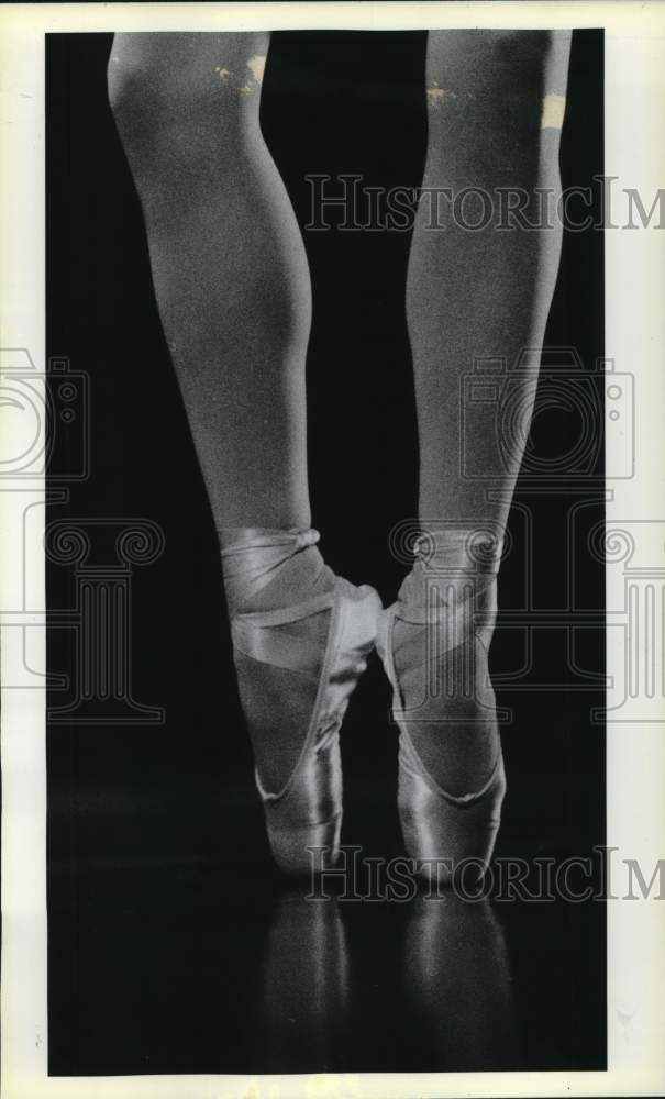 1985 Press Photo Ballet shoes on student at Joffrey Workshop, Texas - sax32318