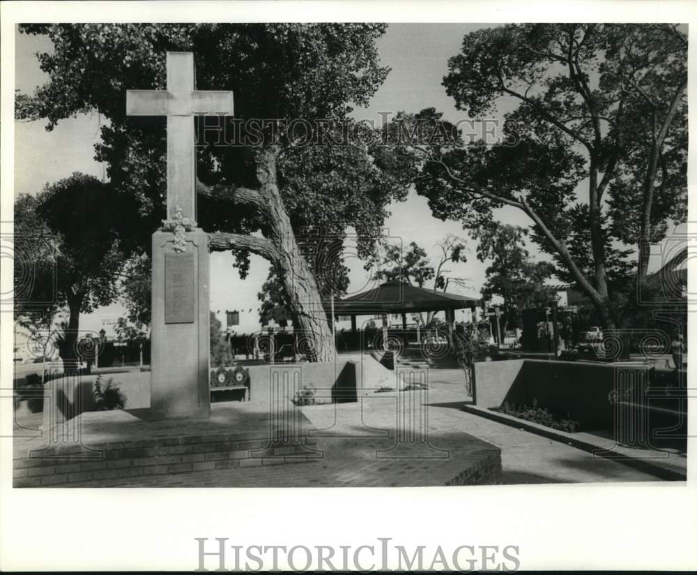 Press Photo Monument at entrance to Taos Plaza, New Mexico - sax32465- Historic Images