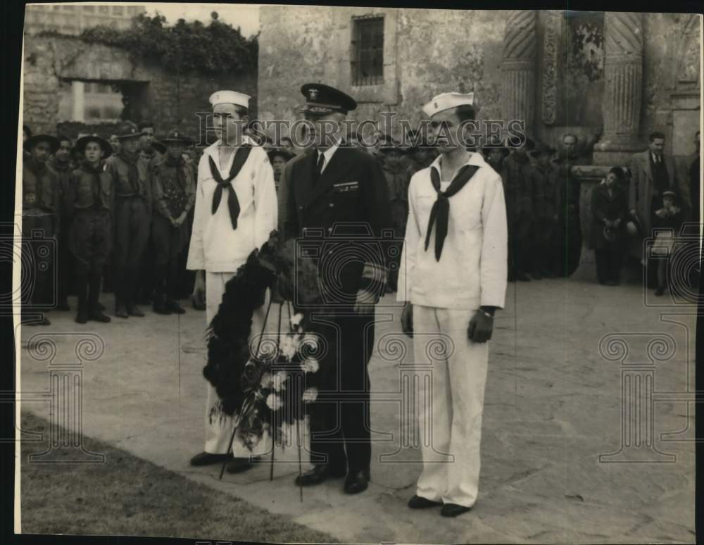 Press Photo Rear Admiral Richard Byrd pictured with wreath and navy crewmen- Historic Images