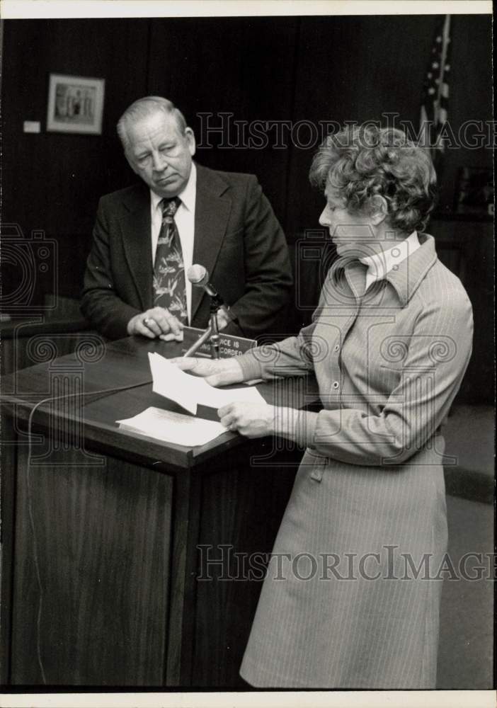 Press Photo Glen Hartman & Rowena Rodgers, President, League of Women Voters- Historic Images