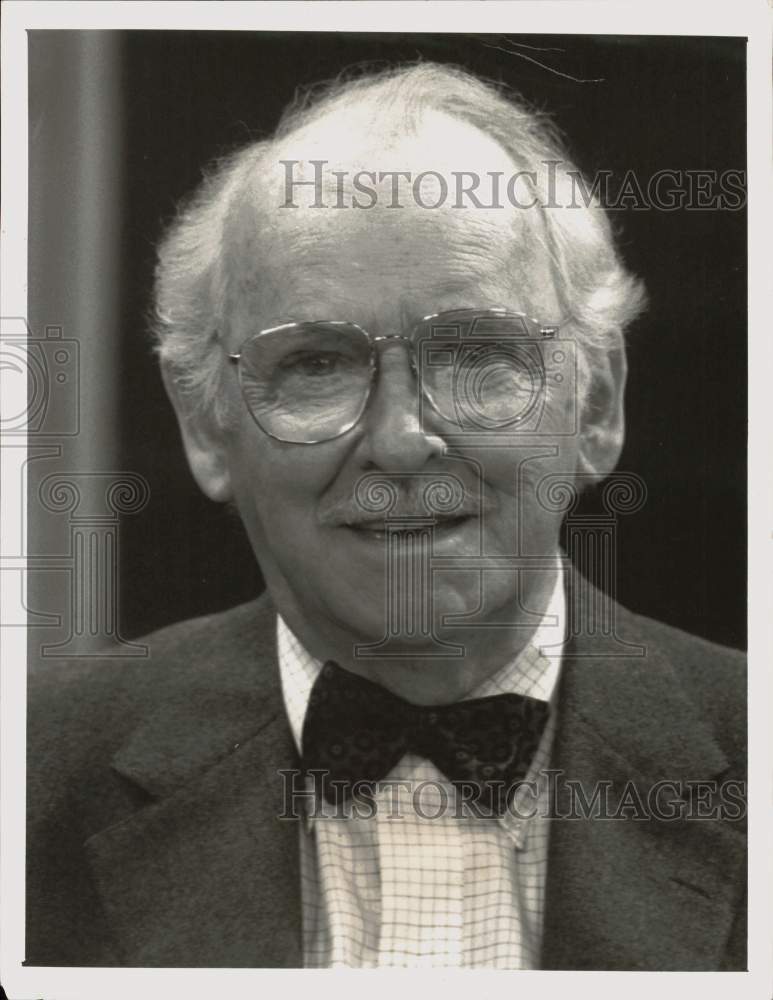 1988 Press Photo Actor Barnard Hughes in &quot;The Cavanaughs&quot; on BS-TV - sax33612- Historic Images