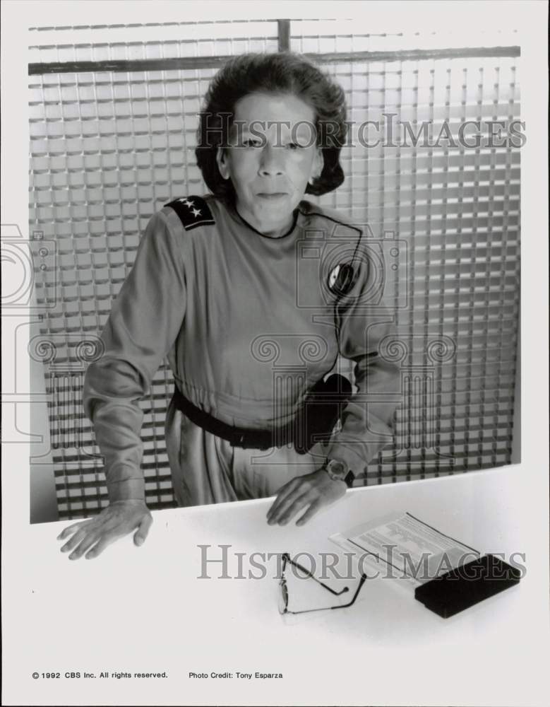 1992 Press Photo Actress Linda Hunt in &quot;Space Rangers&quot; on CBS-TV - sax33644- Historic Images