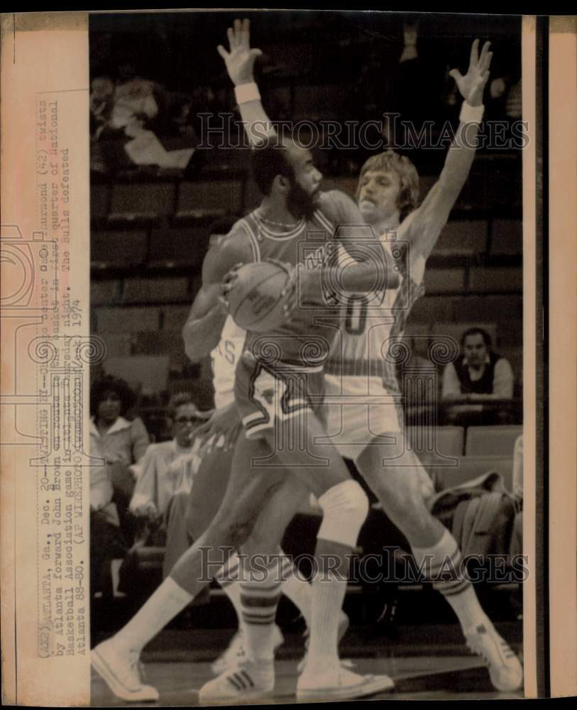 1974 Press Photo Nate Thurman & John Brown in Chicago vs Atlanta game, Georgia- Historic Images