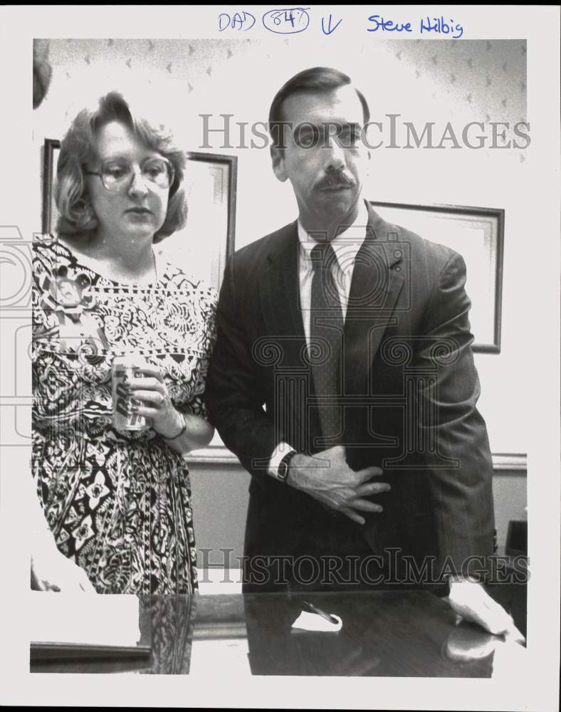 1990 Press Photo Steve Hilbig and wife Syliva at campaign headquarters, Texas- Historic Images