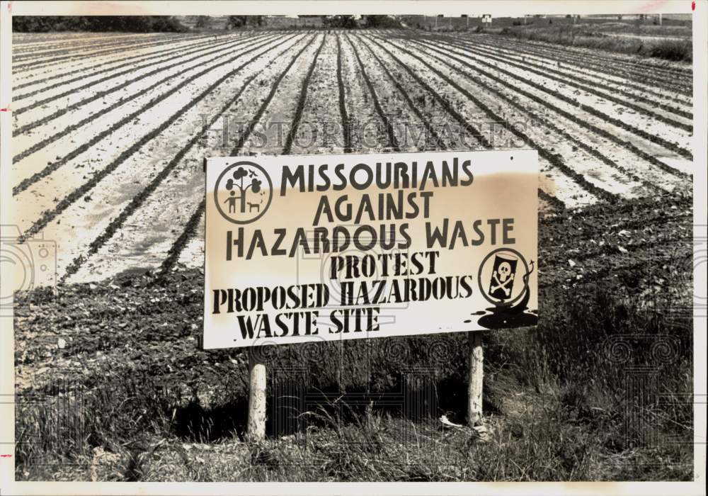 1980 Press Photo Hazardous waste protest sign in Macon County, Missouri- Historic Images