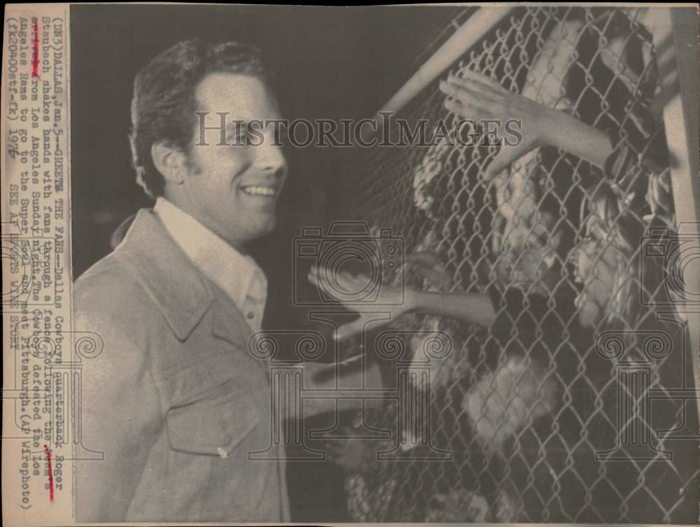 1976 Press Photo Roger Staubach, Dallas Cowboys, shakes hands with fans, Texas- Historic Images