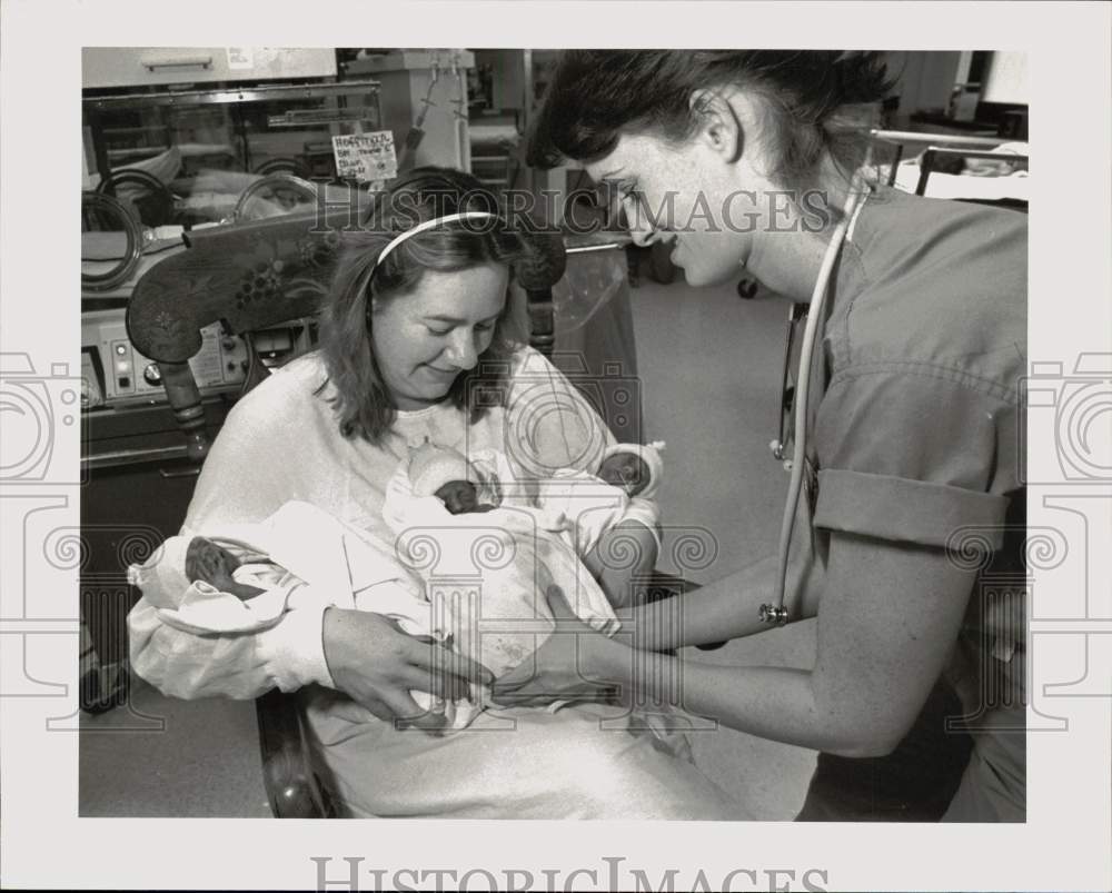 1988 Press Photo Dawn Hoffman & her triplets Cody, Shane & Dillon, Texas- Historic Images