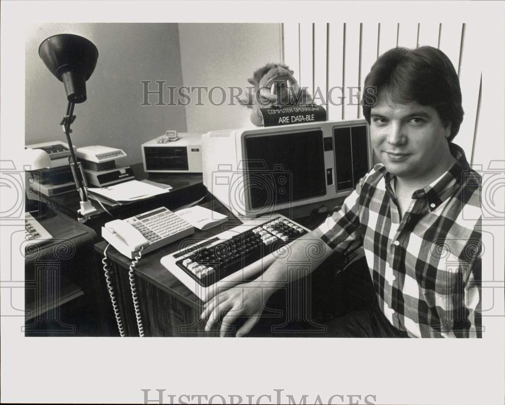 1988 Press Photo Buddy Hilliker, Alamo Matchmaker dating service, Texas- Historic Images