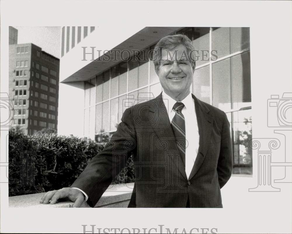 1989 Press Photo John Hill standing outside building - sax34456- Historic Images