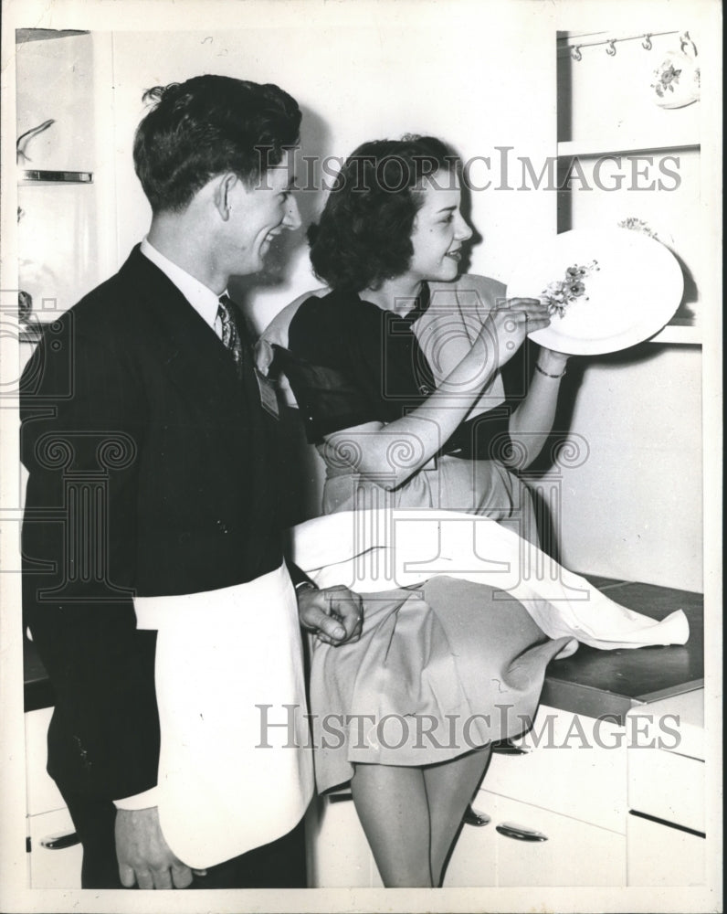 1946 Press Photo Charles "Commando" Kelly with his wife Mary at Home Expo- Historic Images