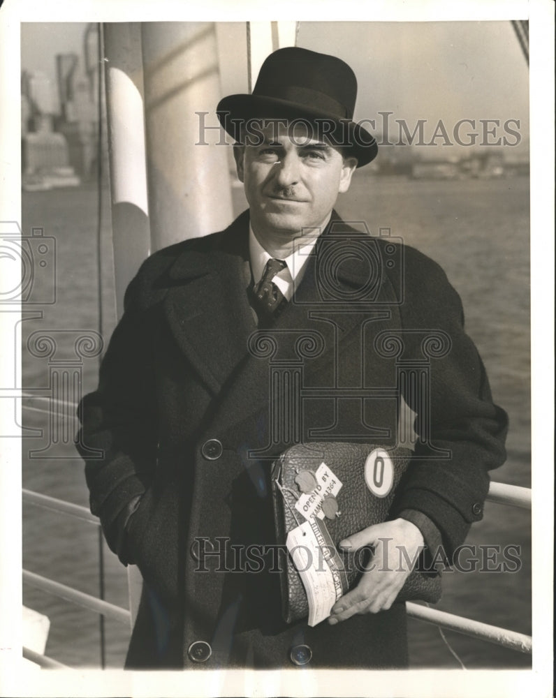 1940 Press Photo Hendry Ogden Aviation Executive aboard S.S. Siboney - sba00279