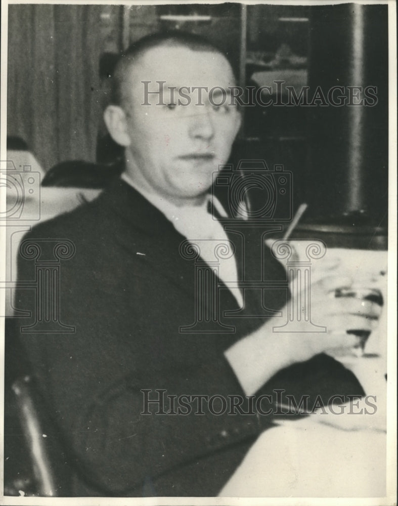 1940 Press Photo Henry Wozniak Missing From Cafe Job - sba00384