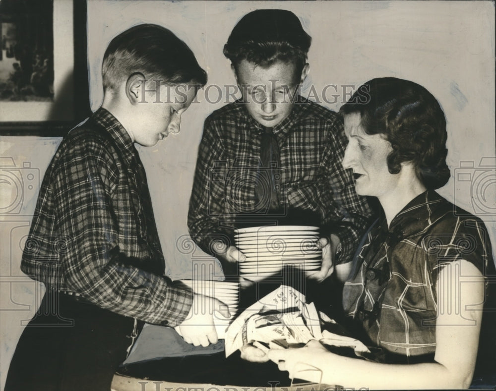 1938 Press Photo Mrs Raymond Prochnow &amp; Children Shown Dismantling Chicago Home