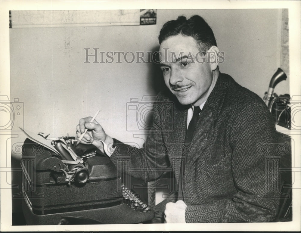 1943 Press Photo Forrest Seymour of Des Moines Register &amp; Tribune wins Pulitzer- Historic Images