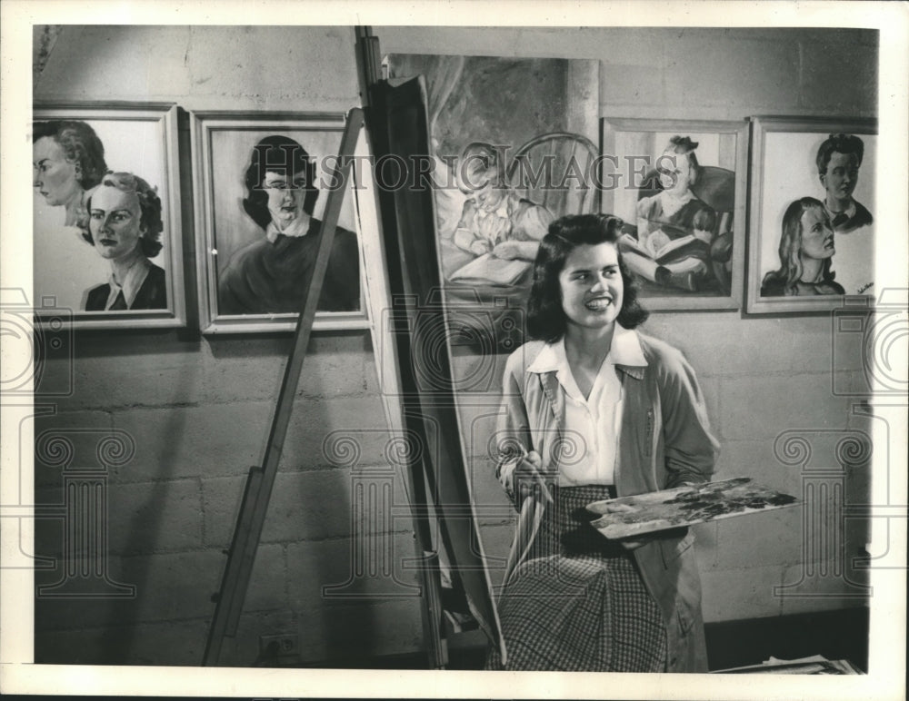 1943 Press Photo Jean Wallace sits with her paintings at Connecticut College