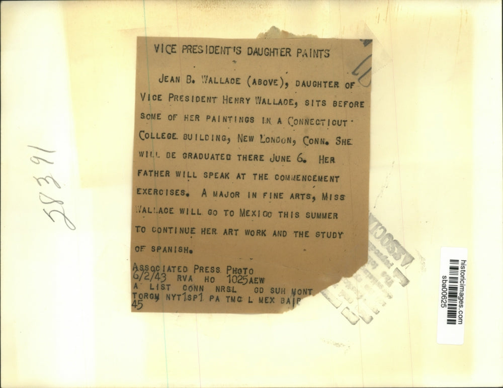 1943 Press Photo Jean Wallace sits with her paintings at Connecticut College