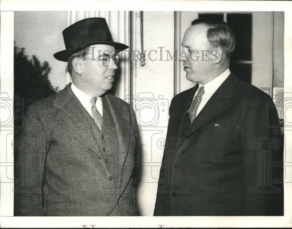 1941 Press Photo Gov Van Wagoner Presents Pres Roosevelt With Report of Strike- Historic Images