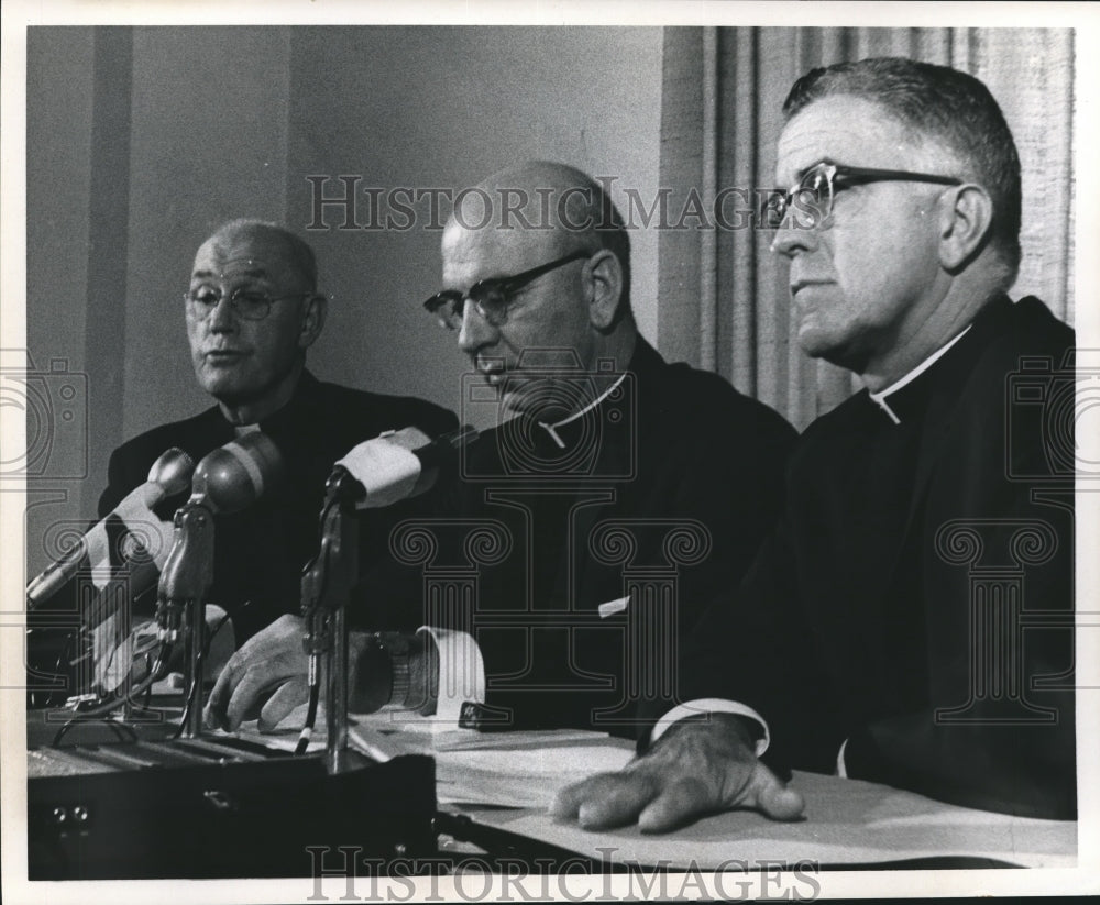 1901 Press Photo Three Priest during a conference. - sba00774