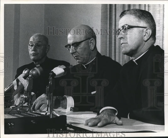 1901 Press Photo Three Priest during a conference. - sba00774