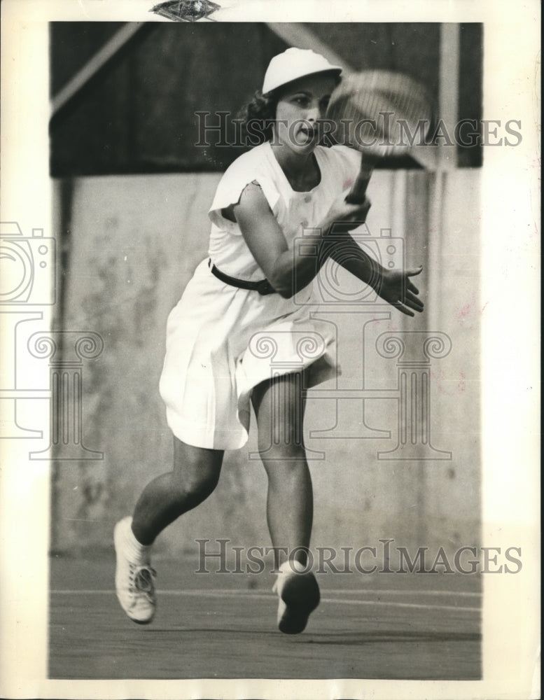 1940 Press Photo Shirley Catton of California in Junior Girls Division Meet.