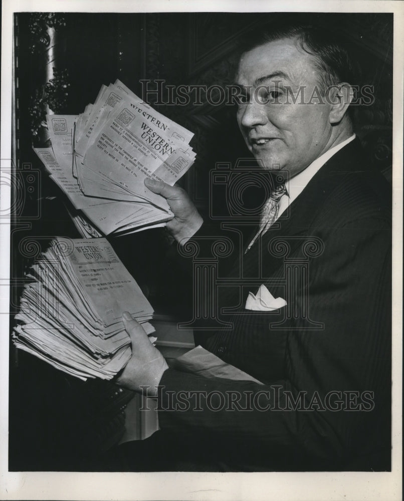 1946 Press Photo Sen Lee O&#39;Daniel D of Tex with telegrams after Senate filbuster- Historic Images