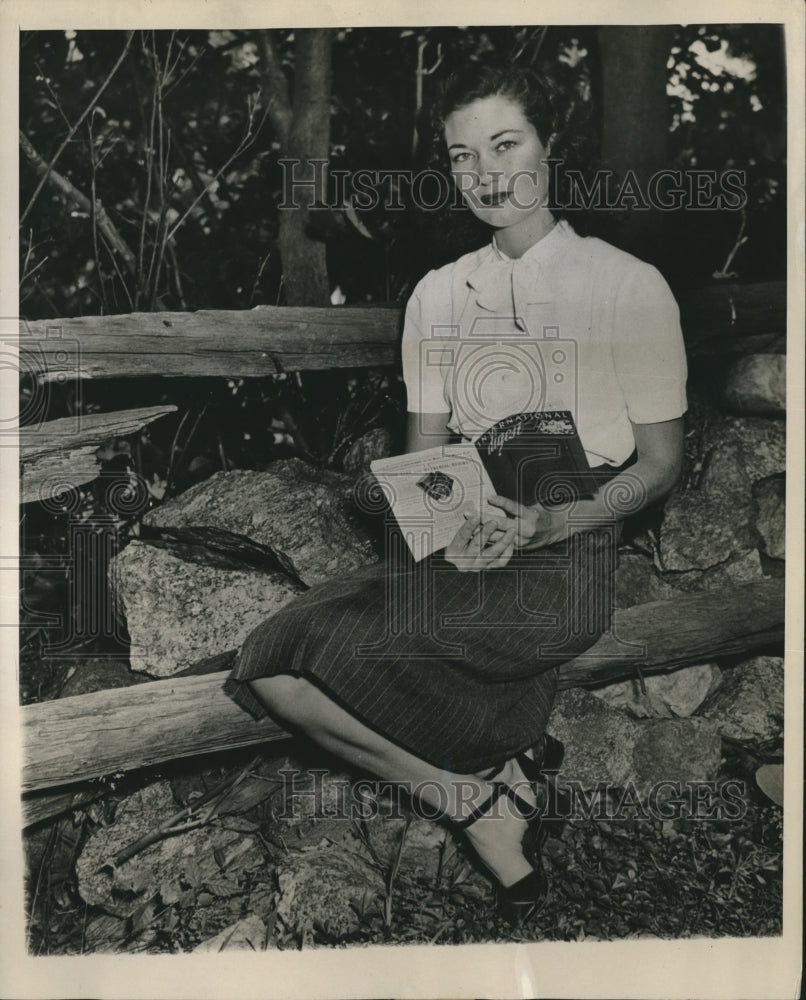1945 Press Photo Mrs Imogene Stevens after release from Fairfield Co jail in CT