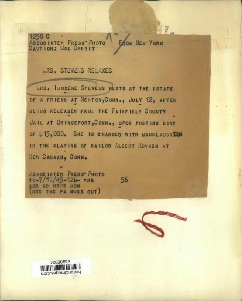 1945 Press Photo Mrs Imogene Stevens after release from Fairfield Co jail in CT