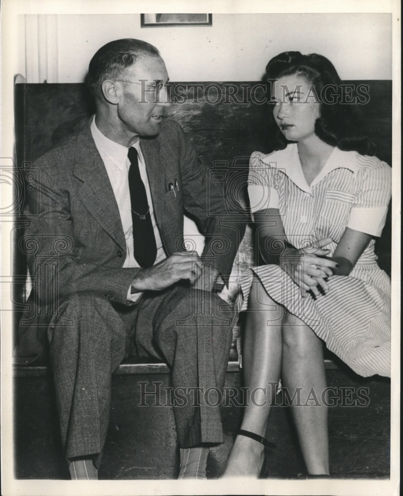 1945 Press Photo J.O. Dumas Talks to Daughter, Imogene, Accused of Manslaughter