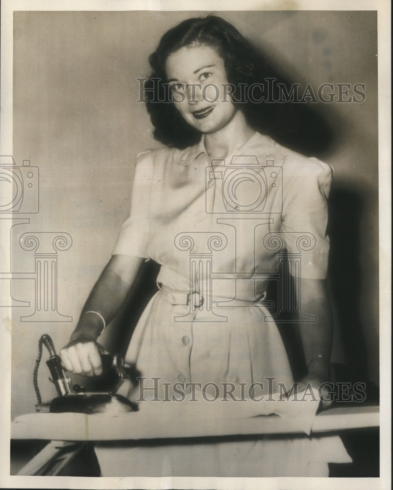 1945 Press Photo Imogene Stevens after learning manslaughter charges dropped- Historic Images