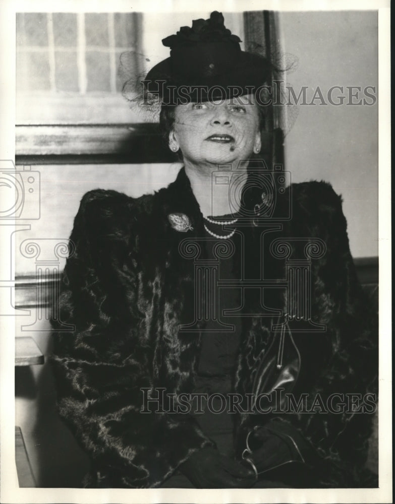 1941 Press Photo Mrs. Edward N. Atherton Awarded Monthly Payment from Husband
