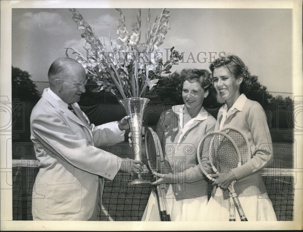 1943 Press Photo Margaret Osbourne Receives Tennis Trophy for beating Doris Hart- Historic Images