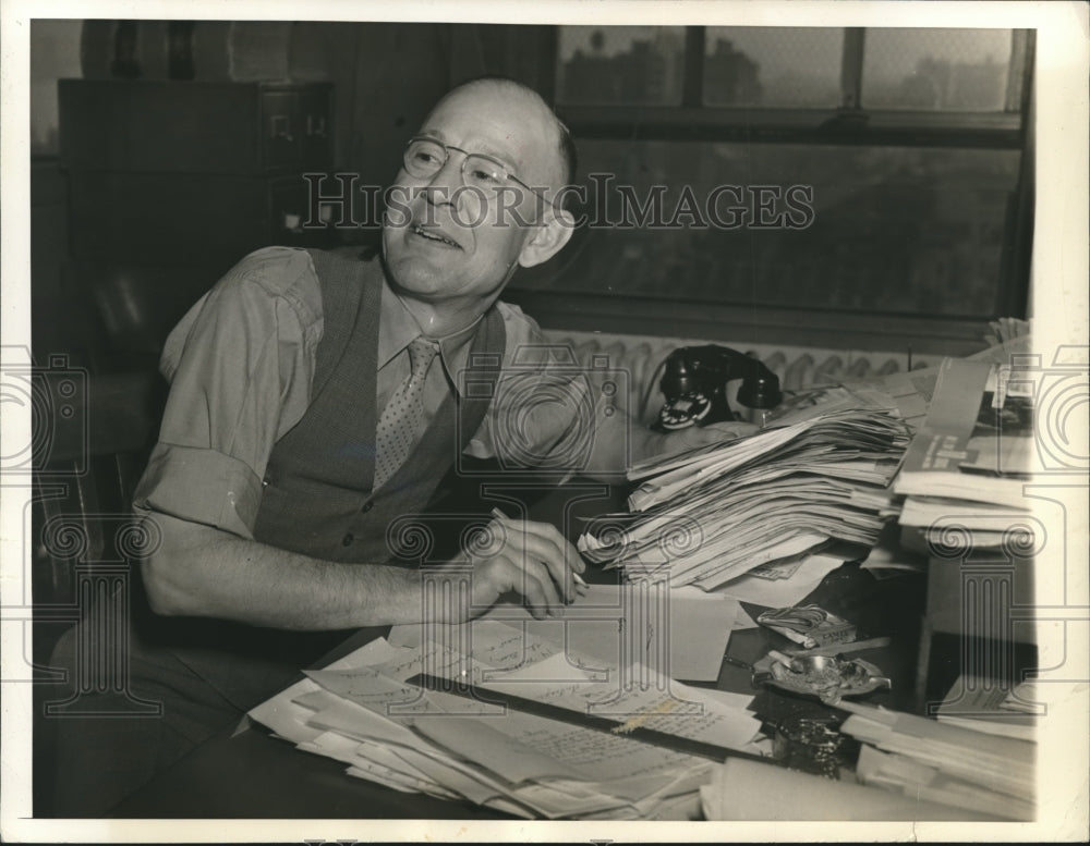 1941 Press Photo Reuben Maury of New York Daily News works at his desk